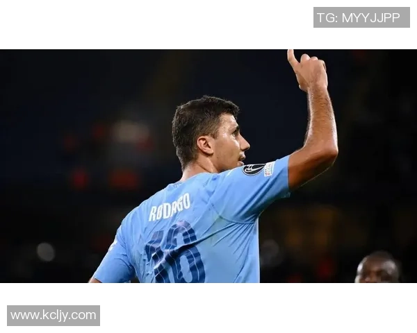 足球球星刻苦加练彰显拼搏精神激励年轻一代奋勇追梦