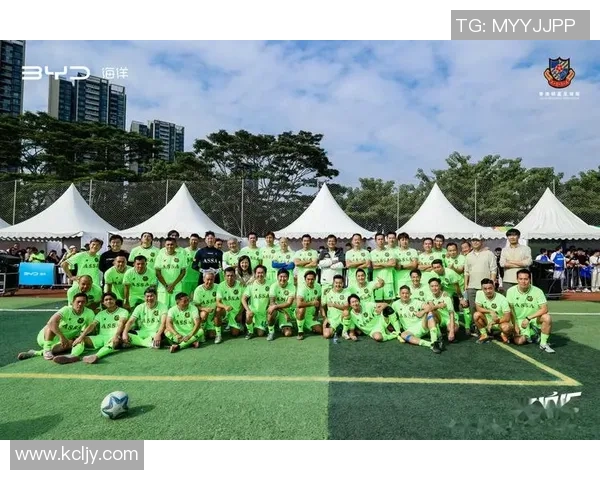 足球球星携对象甜蜜现身共谱绿茵场外的浪漫故事 足球球星携对象甜蜜现身共谱绿茵场外的浪漫故事