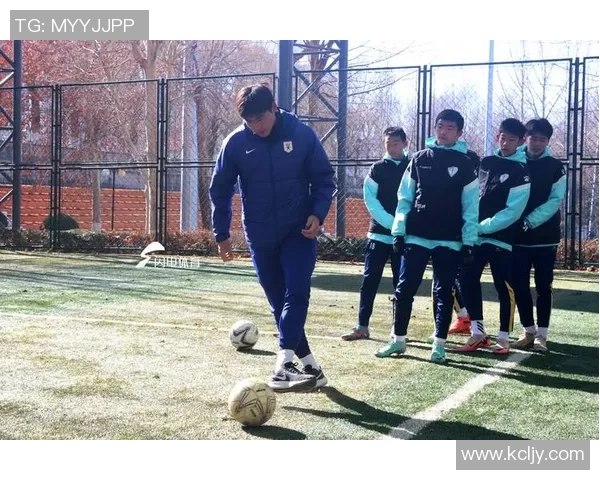 足球球星袜子背后的科技与舒适性探索穿着细节助力场上表现提升