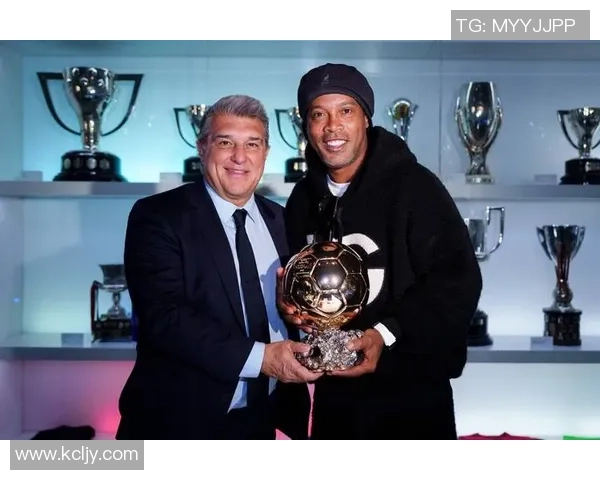 足球解说员讲述球星荣誉背后的传奇故事与成就